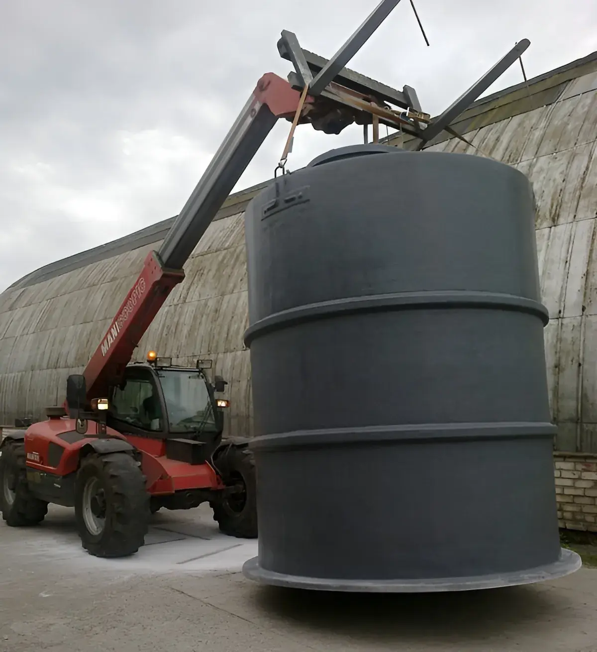 Custom reservoirs and industrial tanks